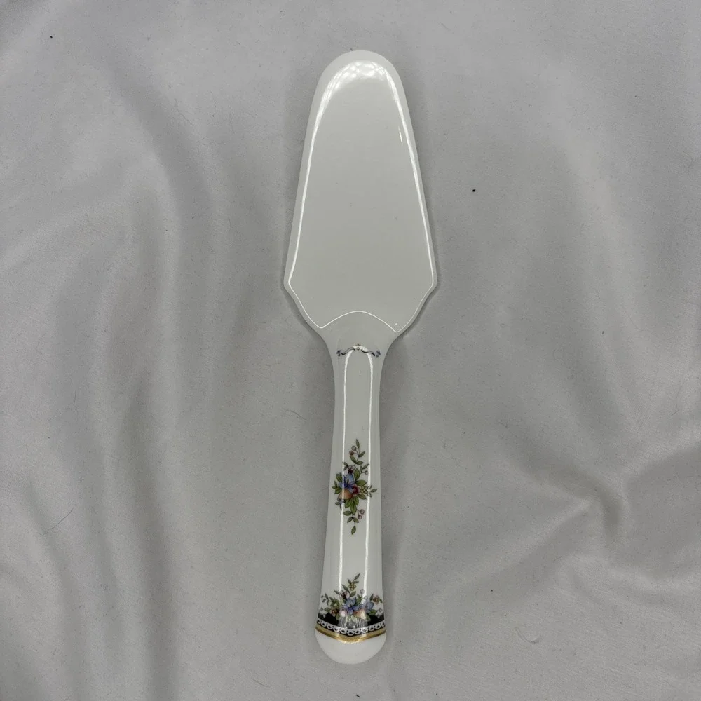 Mikasa Heritage CHRISTMAS STORY Ceramic‎ Pie Cake Server White Holiday